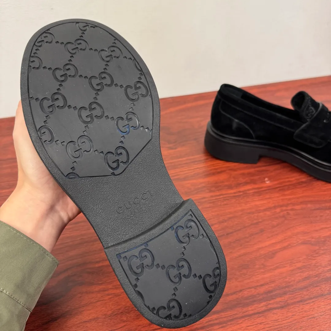 Batch 780 Gucci/Gucci new men's loafers with GG details, thick-soled slip-ons! The design of this men's lace-up shoe is rooted in the brand's heritage. It is carefully crafted from high-quality calfskin/open-edge beaded cowhide/suede cowhide. It is made of various leather types and is embellished with GG printed embossed suede leather details, which pays homage to Gucci's classic monogram. The rubber sole with GG pattern adds a modern touch to the design. Classic and simple sponge cake style design. European and American classic version, full calfskin lining. The overall upper texture is soft. The lining is comfortable and breathable. 2CM thickened soft rubber sole, easy to control. Versatile and stylish on the foot. Available in multiple colors to meet different matching needs. Full package! Size: 39-40-41-42-43-44 leather shoe size (can be customized to 38.45.46) Item number: 7826 Loafers black suede